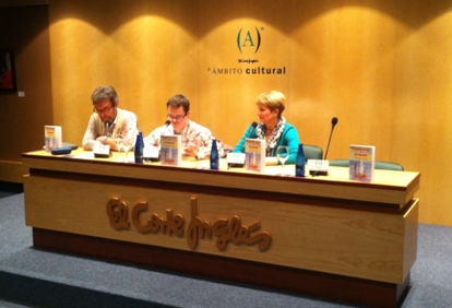 En la presentación del libro también estuvieron presentes el psicólogo de DOWN HUESCA, Elías Vives, y la presidenta de la entidad, Nieves Doz. 