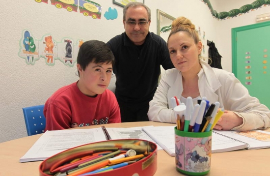 Rubén, junto a su padre, Alejandro, y una profesora que acude a su domicilio para darle clases. 