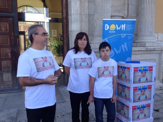 Rubén, junto a sus padres Alejandro y Lucía, ante la Consejería de Educación. 