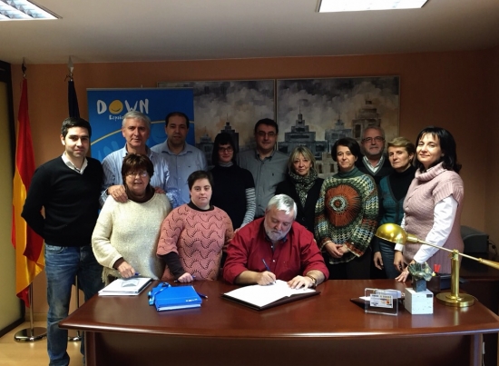 La Junta Directiva de DOWN ESPAÑA firma contra el copago confiscatorio, con su presidente, José Fabián Cámara, al frente. 