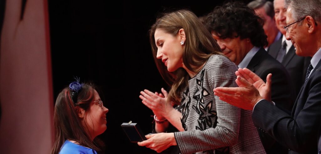 Portada post Isabel García, diseñadora con síndrome de Down, galardonada con la Medalla de Oro de Cruz Roja