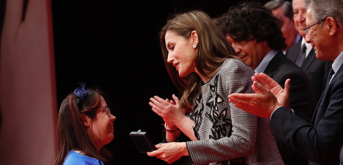 Isabel García, diseñadora con síndrome de Down, galardonada con la Medalla de Oro de Cruz Roja