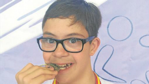 Un joven con síndrome de Down, recibido como un héroe en su colegio tras ganar cinco medallas de oro en natación