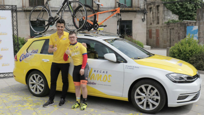 Un coche con portabicicletas para el equipo de Borja