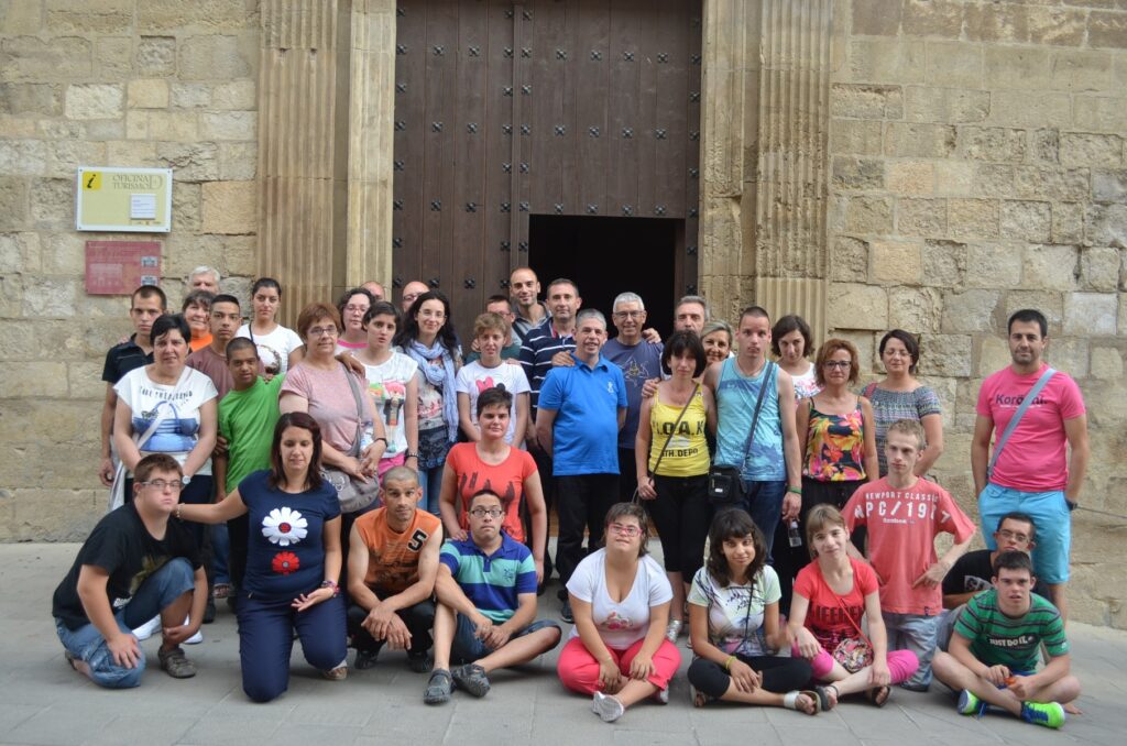 Portada post Decenas de jóvenes con síndrome de Down de Europa pasan juntos unos días de vacaciones en un campamento organizado por DOWN HUESCA