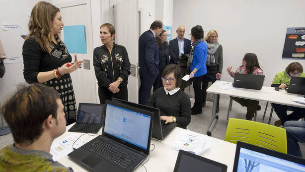 DOWN NAVARRA inaugura sede con el apoyo de la presidenta de la Comunidad Foral y destacados artistas