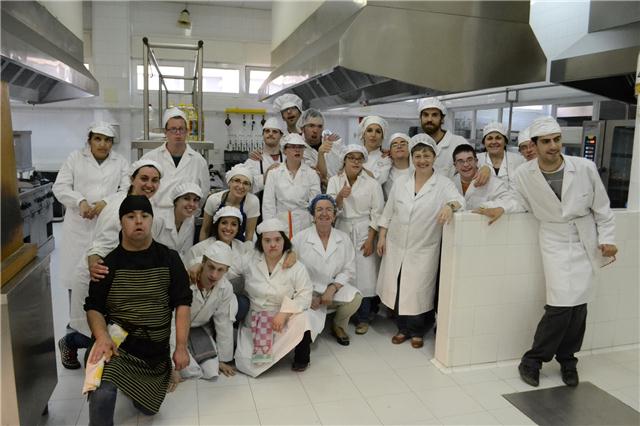 Jóvenes con síndrome de Down de Huesca ofrecen una cena de gala como colofón a su curso de hostelería