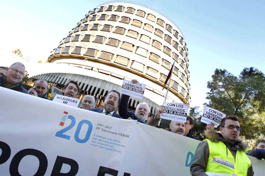 Portada post Cientos de personas protestan ante el Tribunal Constitucional para exigir el derecho al voto de todas las personas con discapacidad