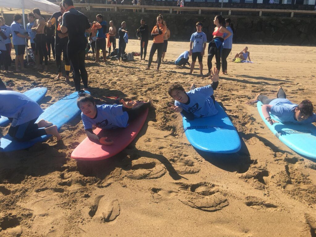 Portada post Surf para todos: una iniciativa que acerca este deporte a las personas con síndrome de Down