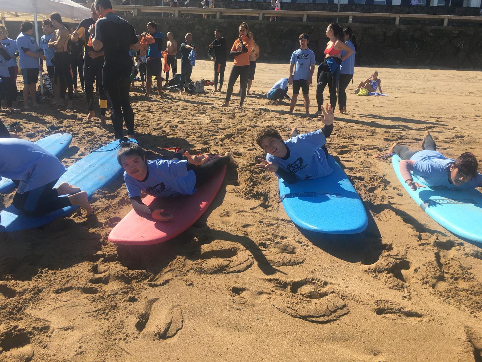 Surf para todos: una iniciativa que acerca este deporte a las personas con síndrome de Down