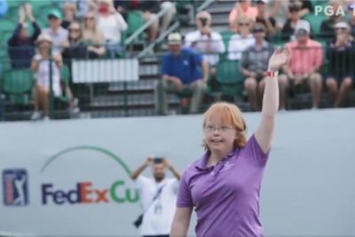 La joven golfista Amy Bockerstette logra la admiración del público y de los profesionales en un prestigioso torneo de golf