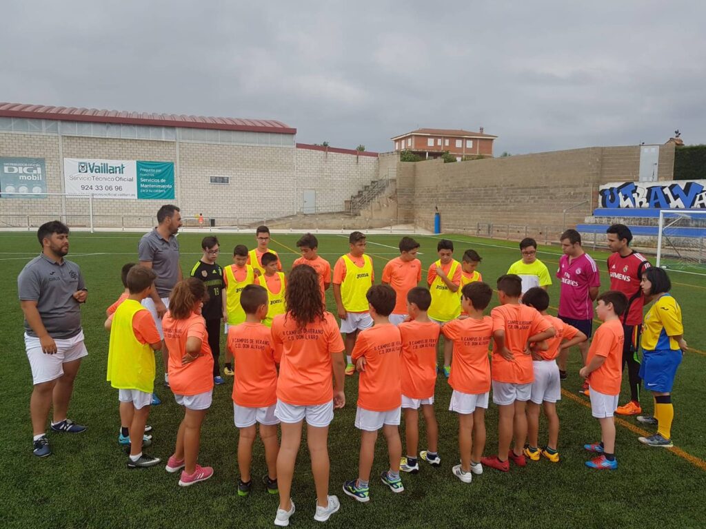 Portada post Técnicos y usuarios de Down Mérida enseñan las bases del fútbol inclusivo a más de 70 niños y jóvenes